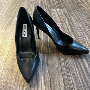 Steve Madden black pumps